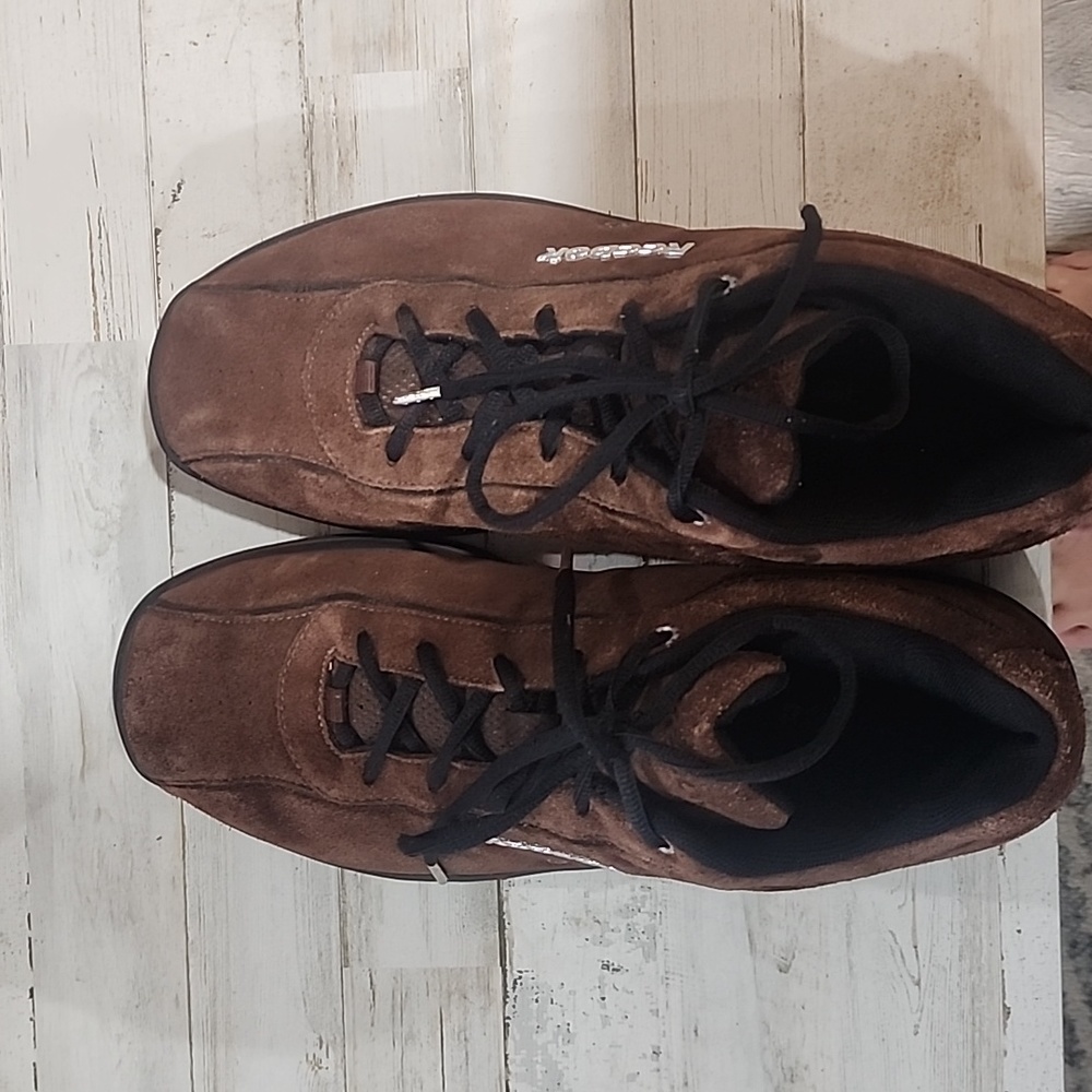 Men's 10 1/2 reebok shoe leather uppers,